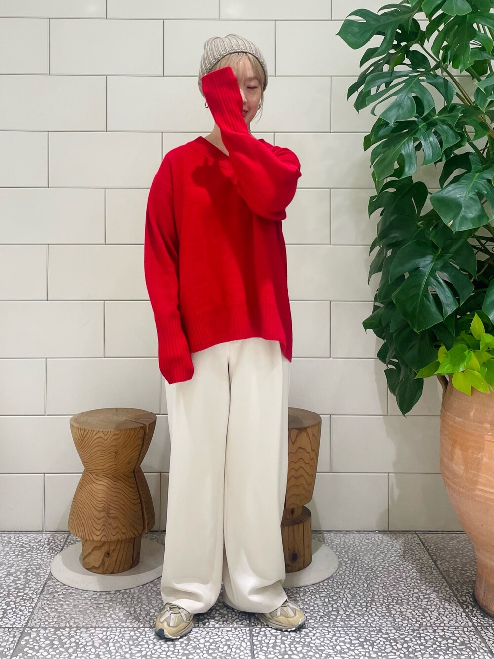 「新星WEARISTAにエントリー、韓国ファッション、キャップ、休日スタイル、クリスマスに着たい服、スニーカー、マイベストコーデ2023、赤、きれいめカジュアル」｜「URBAN RESEARCHのニットキャップ（ニットキャップ/ビーニー、ベージュ系）」を使った、MINAMIさん（レディース・158cm）の冬コーディネートの1枚目の写真