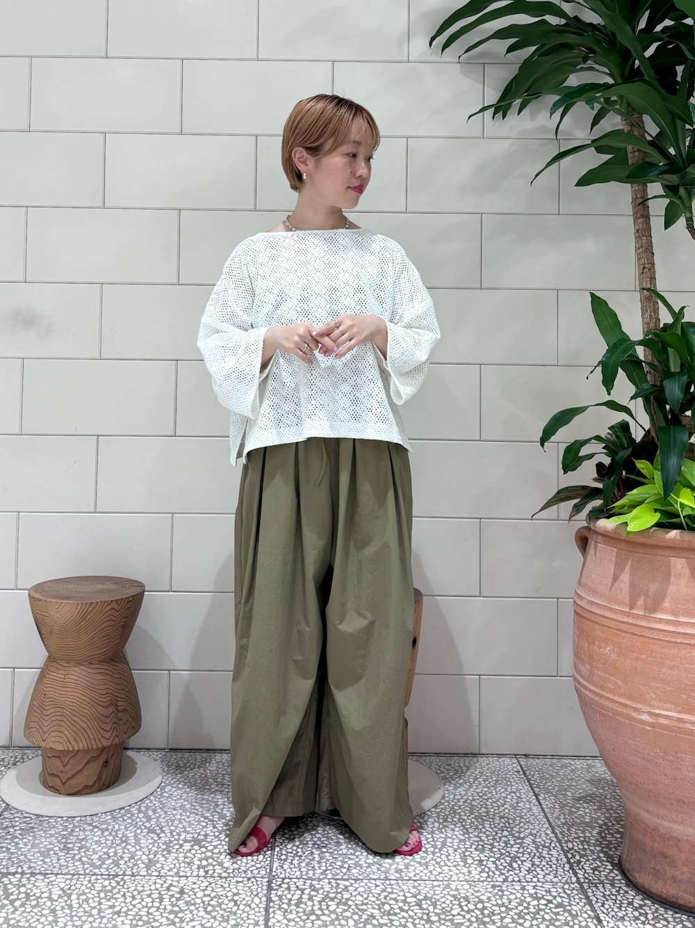 「きれいめカジュアル、ブラウス、シンプルコーデ、休日スタイル、初夏コーデ、レース、撥水」｜「URBAN RESEARCHのインドコットンレースブラウス（シャツ/ブラウス、ホワイト系）」を使った、MINAMIさん（レディース・158cm）の春コーディネートの1枚目の写真