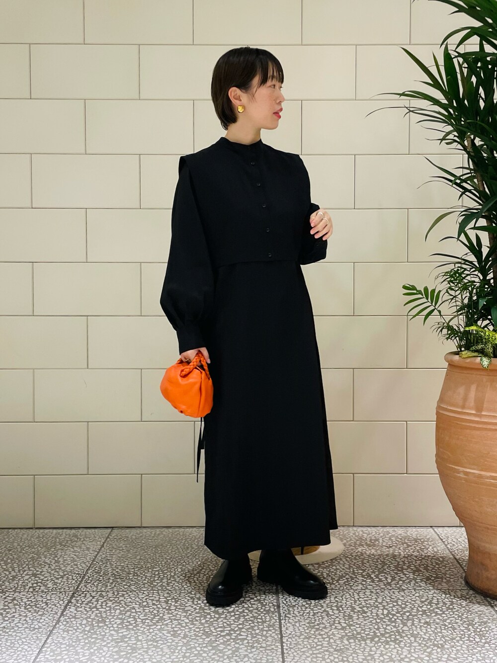 「大人カジュアル、シンプル、ワンピース、ブラック、レイヤードスタイル、フォーマル、ワントーンコーデ、オレンジ、ミニバッグ」｜「HEREUのアイテム（バッグ、オレンジ系）」を使った、MINAMIさん（レディース・158cm）の冬コーディネートの1枚目の写真