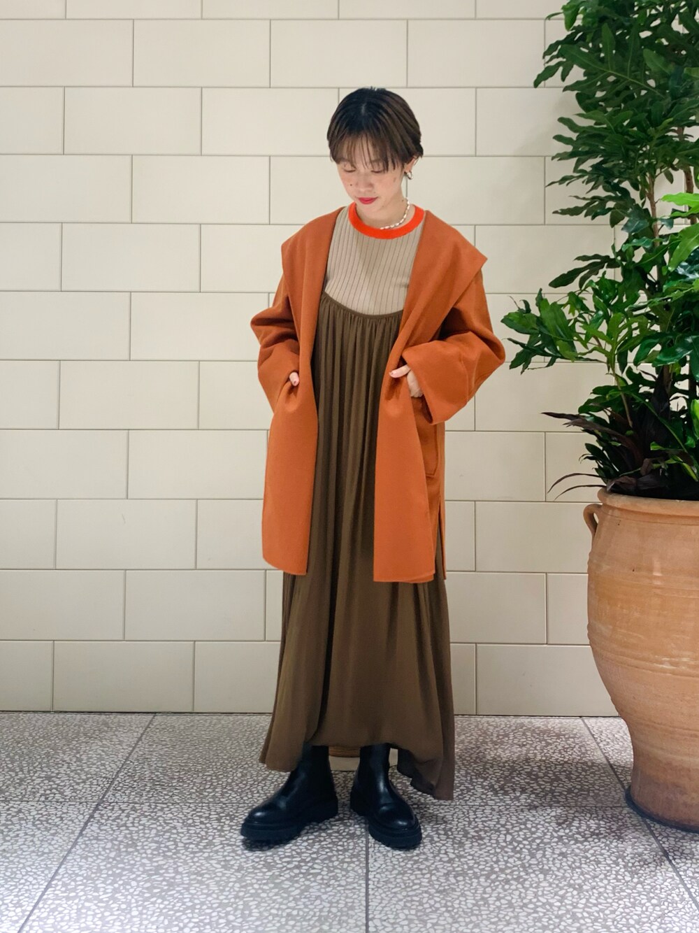 「ワンピース、ブーツ、ベージュ、オレンジ、大人カジュアル、休日スタイル、キャミワンピ」｜「URBAN RESEARCHのリバーフードコート（その他アウター、オレンジ系）」を使った、MINAMIさん（レディース・158cm）の冬コーディネートの1枚目の写真