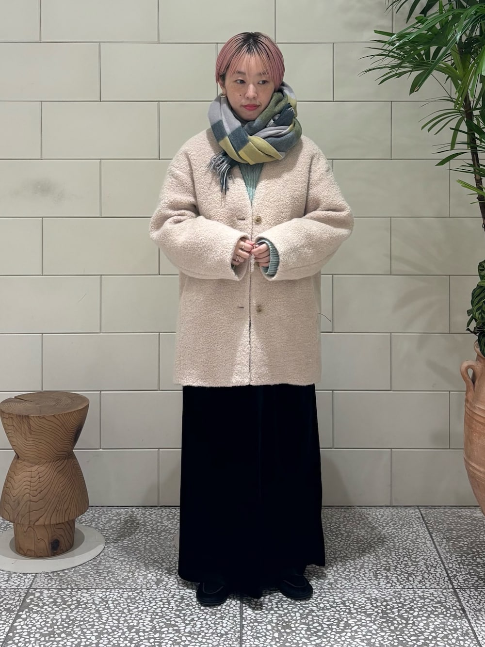 「冬コーデ、マイベストコーデ2024、おでかけコーデ、ラフコーデ、大人女子、あったかコーデ、オトナカジュアル」｜「URBAN RESEARCHのウールカシミヤストール（ストール/ショール、グリーン系）」を使った、MINAMIさん（レディース・158cm）の冬コーディネートの1枚目の写真