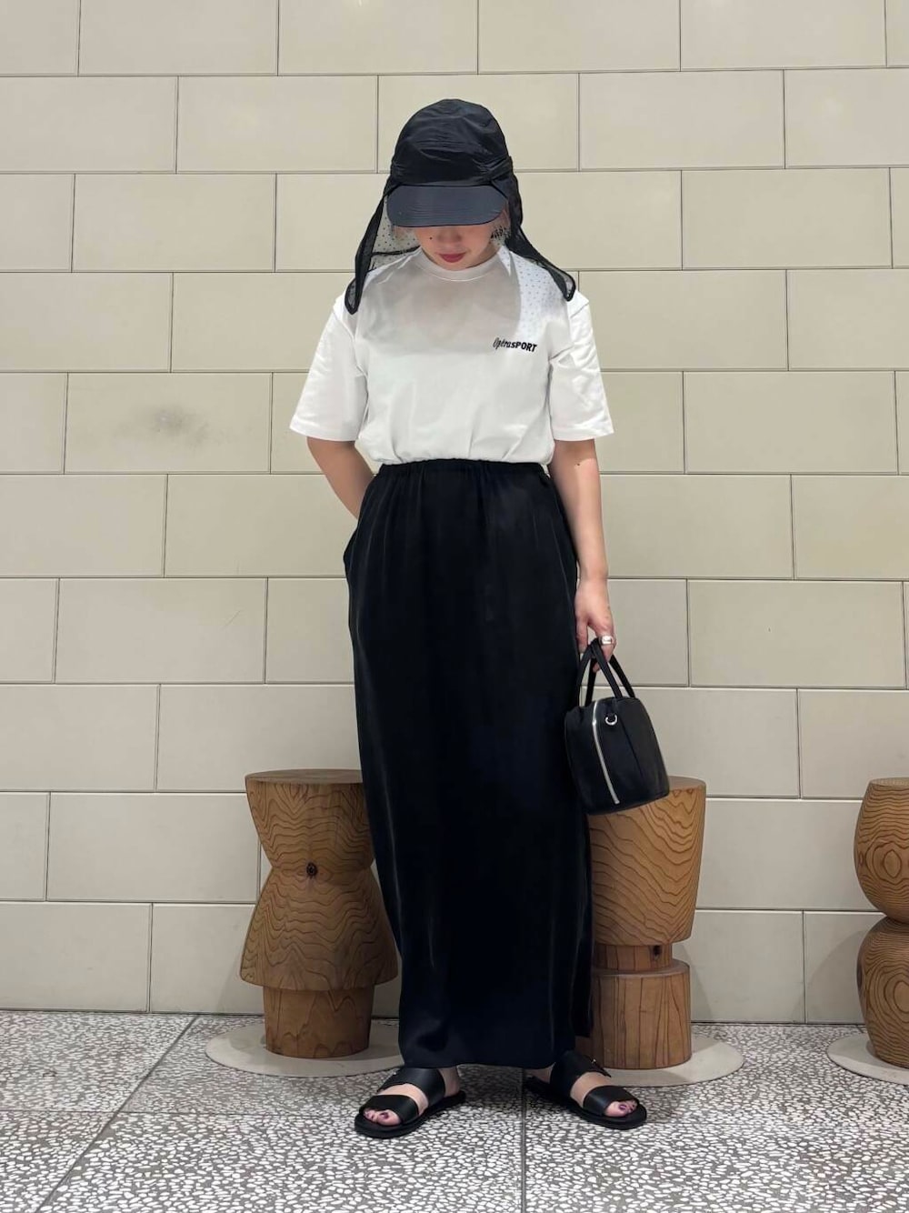 「大人カジュアル、モノトーン、Tシャツ、スポーツミックス、URBANRESEARCH、サンダル、ドット、newarrival、休日スタイル、サンダルコーデ、お出かけコーデ、紫外線対策、骨格ウェーブ、ウェーブ×ブルベ夏、私のイチ推しブランド」｜「URBAN RESEARCHのレザーサンダル（サンダル、ブラック系）」を使った、MINAMIさん（レディース・158cm）の春コーディネートの1枚目の写真