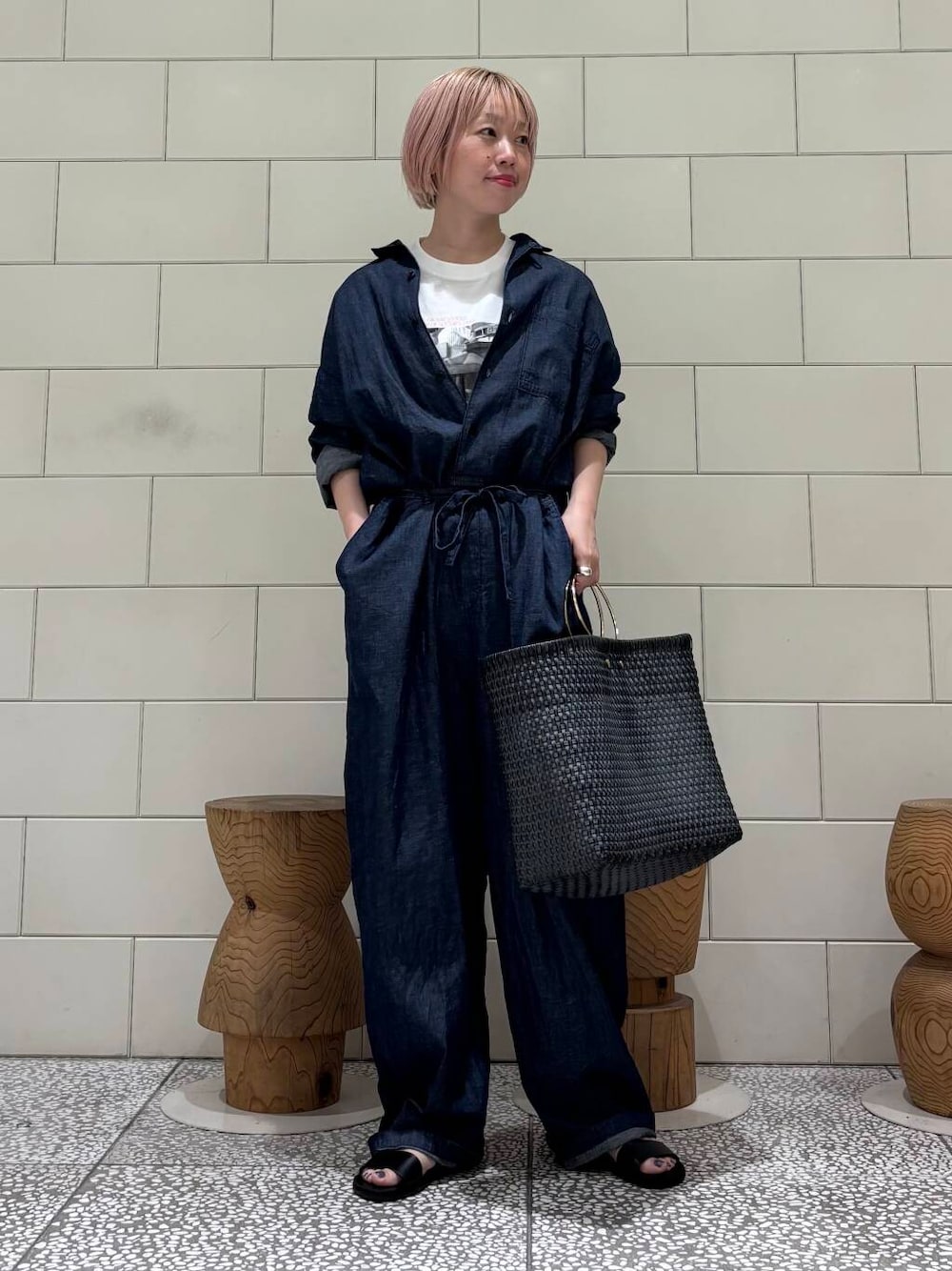 「大人カジュアル、デニム、きれいめカジュアル、URBANRESEARCH、サンダル、newarrival、休日スタイル、お出かけコーデ、旅行コーデ、骨格ウェーブ、ウェーブ×ブルベ夏、やや暑い、最旬サンダルスタイル」｜「URBAN RESEARCHのレザーサンダル（サンダル、ブラック系）」を使った、MINAMIさん（レディース・158cm）の夏コーディネートの1枚目の写真
