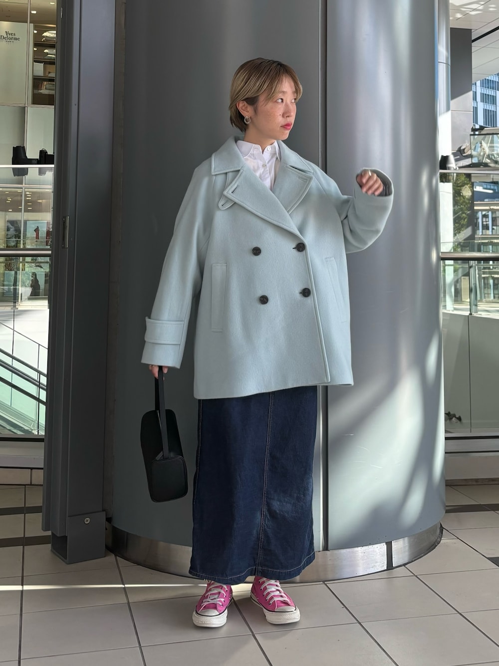 「お出かけコーデ、シャツスタイル、デニム、デートコーデ、淡色コーデ、休日スタイル」｜「URBAN RESEARCHのスクエアレザーバッグ（ハンドバッグ、ブラック系）」を使った、MINAMIさん（レディース・158cm）の夏コーディネートの1枚目の写真