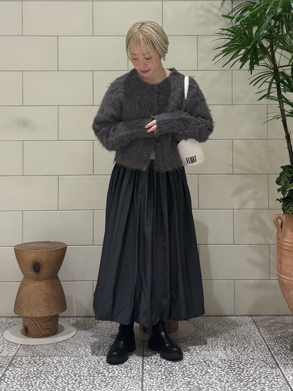 「冬服、大人かわいい、デイリーカジュアル、ワンピースコーデ、ニット/セーター、ワンピース、カーディガン、ブーツ」｜「LAATOのmosamosa short cardigan（カーディガン/ボレロ、ブラウン系）」を使った、MINAMIさん（レディース・158cm）の冬コーディネートの1枚目の写真