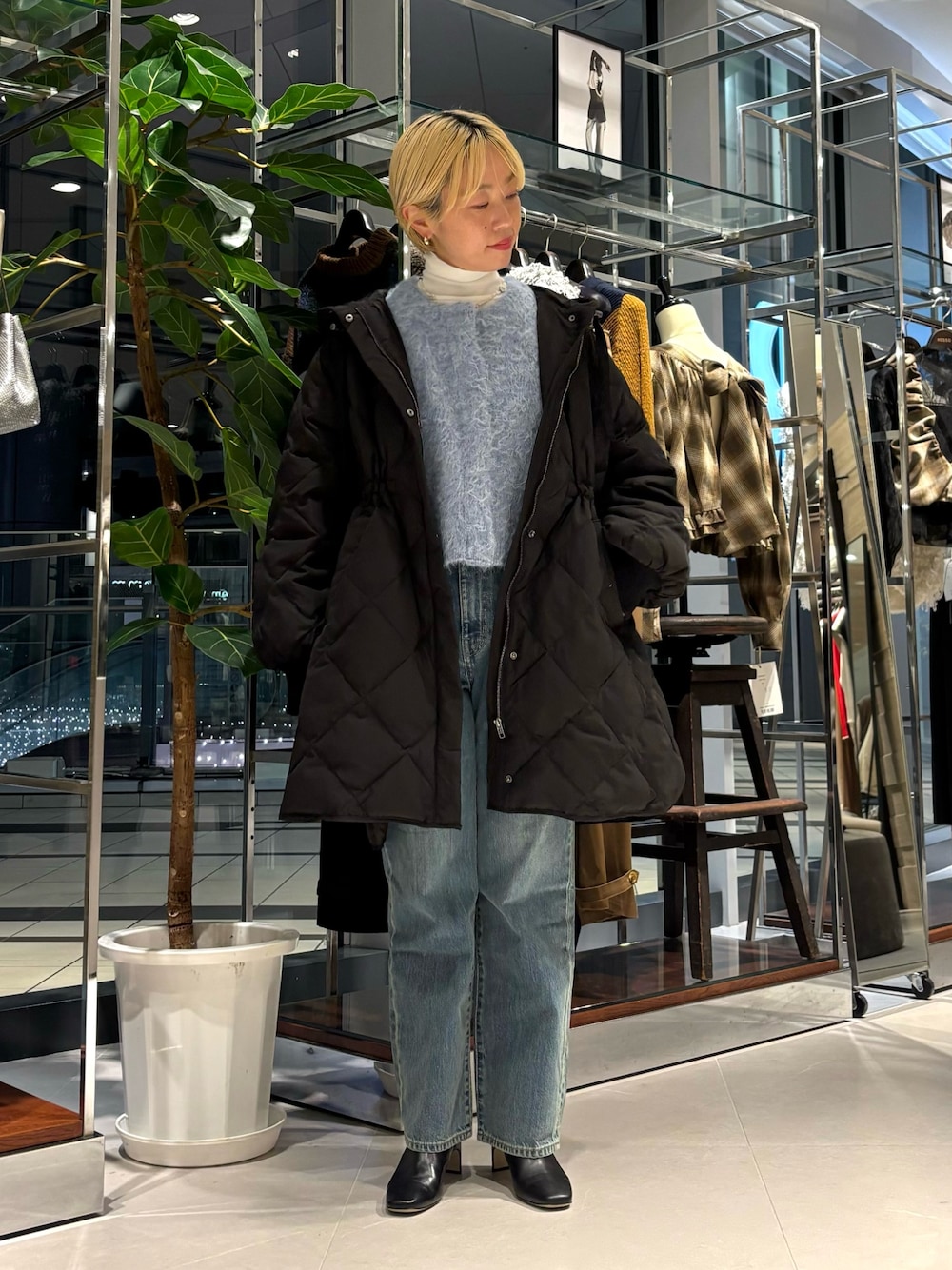「キルティング、タートルネック、冬アウター、最近のいい感じコーデ、冬コーデ、お出かけコーデ、デニム」｜「URBAN RESEARCHのカラーシャギーニットカーディガン（カーディガン/ボレロ、ブルー系）」を使った、MINAMIさん（レディース・158cm）の秋コーディネートの1枚目の写真