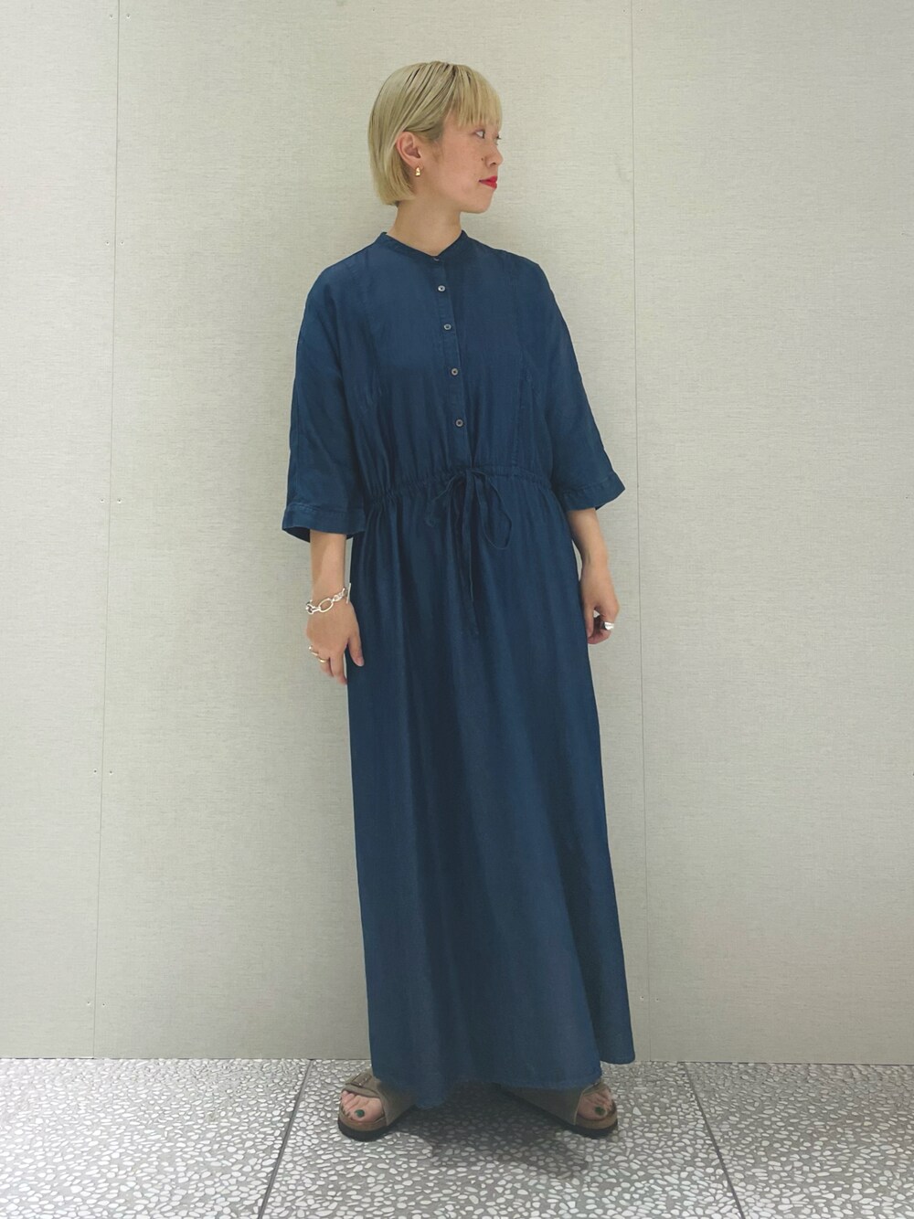 「休日スタイル、ワンピース、ロングワンピース、デニム、春、birkenstock、サンダル、カジュアルコーデ、オトナ女子、シャツワンピ」｜「URBAN RESEARCH ROSSO WOMENのデニムワンピース（ワンピース、ブルー系）」を使った、MINAMIさん（レディース・158cm）の春コーディネートの1枚目の写真