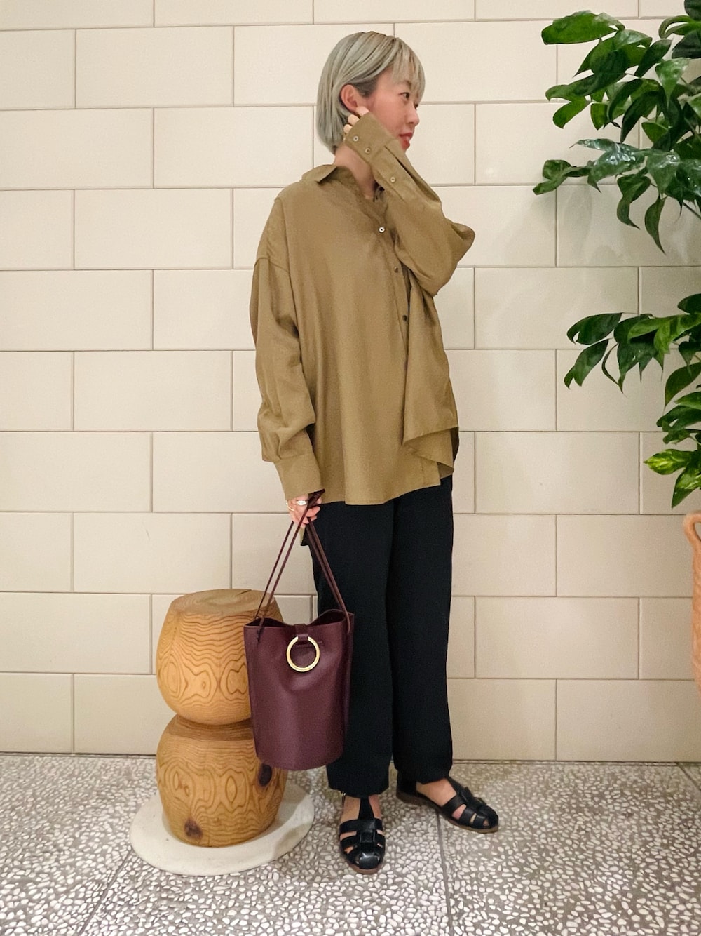 「シンプル、ラクチンコーデ、パンツスタイル、大人カジュアル、秋服準備はじめました、ベイカーパンツ、レザーバッグ」｜「URBAN RESEARCHのソフトオーバーシャツ（シャツ/ブラウス、グリーン系）」を使った、MINAMIさん（レディース・158cm）の夏コーディネートの1枚目の写真