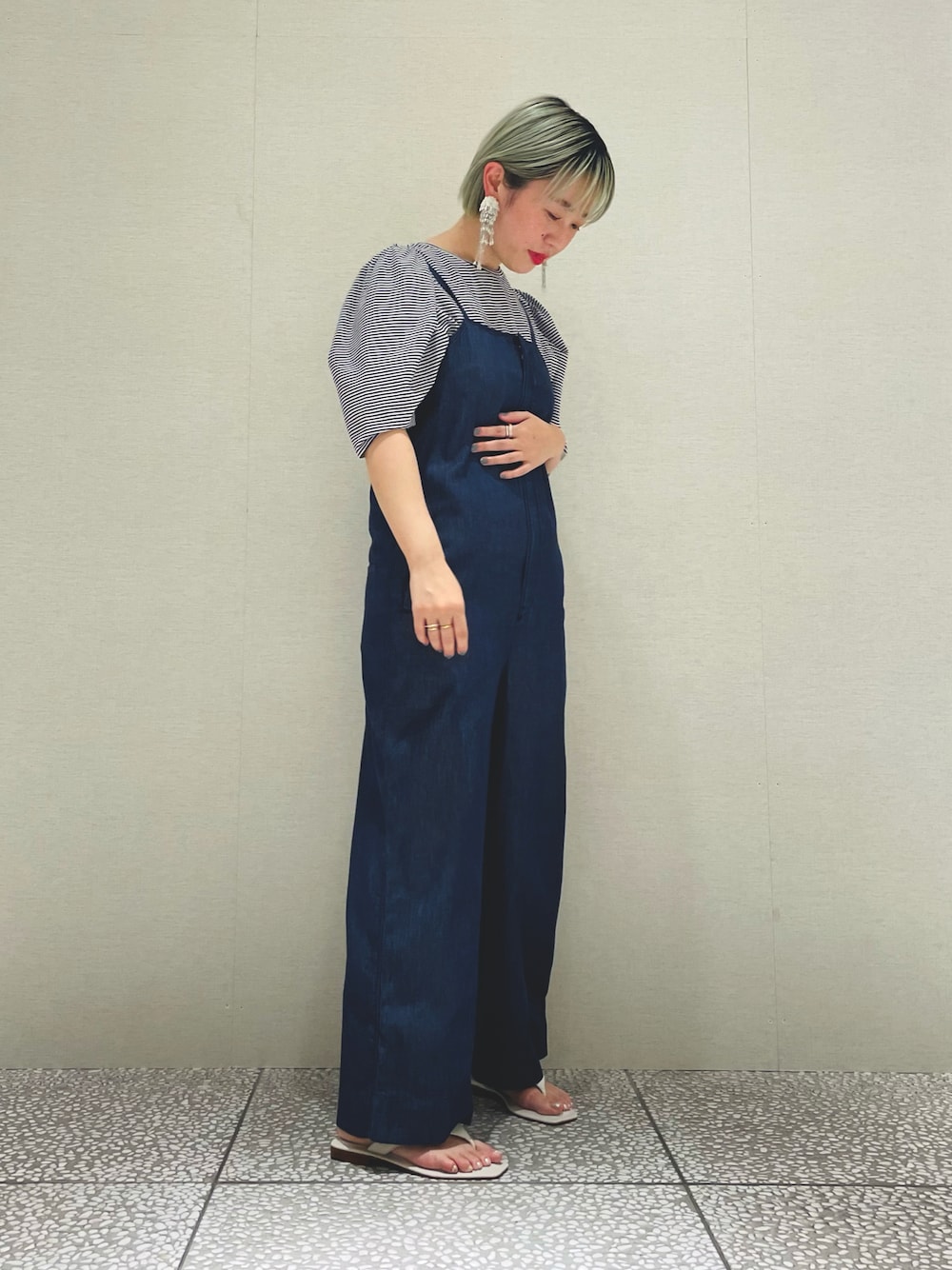 ブラック系のTシャツ/カットソー、ブルー系のオールインワン・サロペット、ホワイト系のサンダルを着用したレディースの夏コーディネートの1枚目の写真