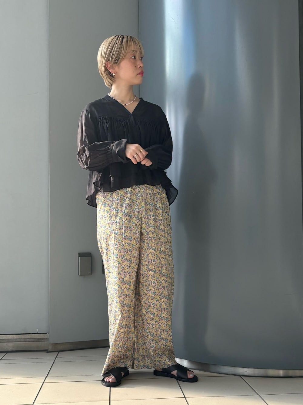 「お出かけコーデ、春夏コーデ、シアートップス、ブラウス、シンプルコーデ、大人カジュアル、骨格ウェーブ」｜「URBAN RESEARCHの『一部WEB限定カラー』コットンボイルフリルブラウス（シャツ/ブラウス、ブラック系）」を使った、MINAMIさん（レディース・158cm）の春コーディネートの1枚目の写真