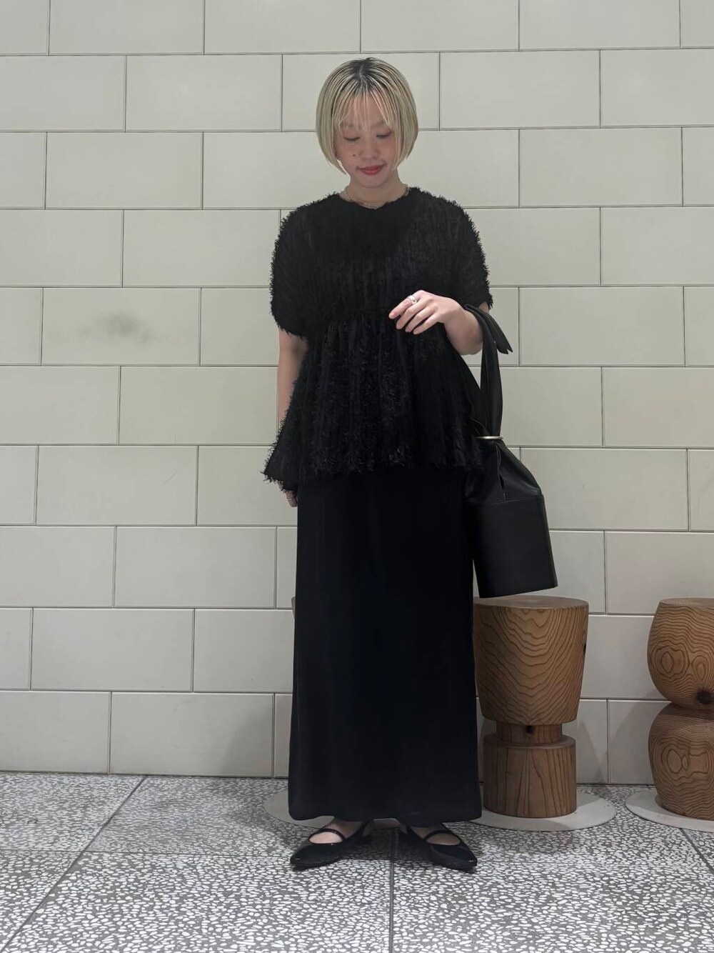 「大人カジュアル、モノトーン、ロングスカート、デートコーデ、URBANRESEARCH、シンプルコーデ、newarrival、骨格ウェーブ、ウェーブ×ブルベ夏、初夏のお出掛けコーデ」｜「URBAN RESEARCHのポインテッドバックストラップシューズ（パンプス、ブラック系）」を使った、MINAMIさん（レディース・158cm）の春コーディネートの1枚目の写真