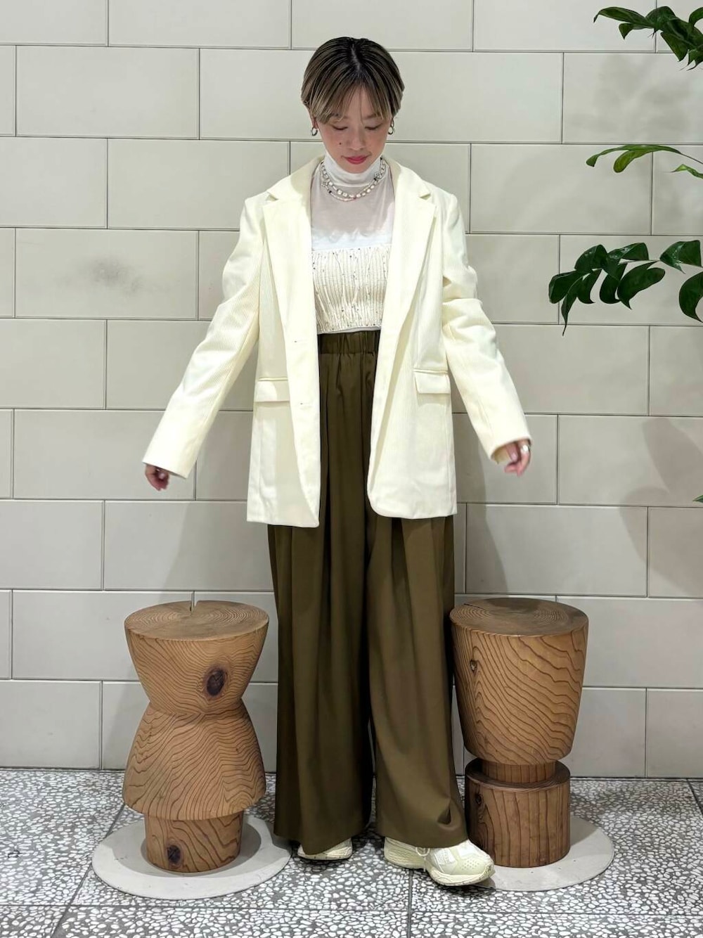 「デートコーデ、URBANRESEARCH、newarrival、レイヤードコーデ、ブルベ夏、骨格ウェーブ、秋のお出かけコーデ、ウェーブ×ブルベ夏、秋のジャケットスタイル、盛夏から晩夏へスイッチコーデ、ウェーブ×カジュアル、ウェーブ×着やせ、私の推し新作アイテム、先取り秋カラーコーデ、初秋の羽織りものコーデ」｜「NEW BALANCEのNEW BALANCE　1906R（スニーカー、ホワイト系）」を使った、MINAMIさん（レディース・158cm）の秋コーディネートの1枚目の写真