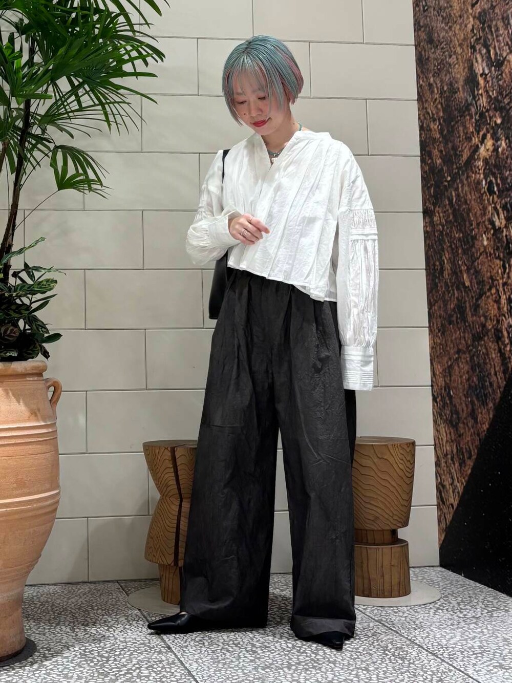 「大人カジュアル、ワイドパンツ、きれいめカジュアル、URBANRESEARCH、春コーデ、パンツスタイル、newarrival、骨格ウェーブ、ウェーブ×ブルベ夏、ここでしか手に入らない別注アイテム、過ごしやすい、ブラウスが主役の春コーデ」｜「PIENIのPIENI　KUU（トートバッグ、ブラック系）」を使った、MINAMIさん（レディース・158cm）の春コーディネートの1枚目の写真