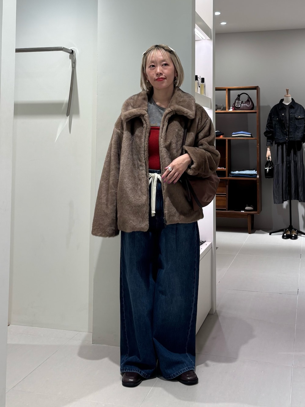 ブラック系のTシャツ/カットソー、ベージュ系のブルゾン、ブラウン系のその他トップスを着用したレディースの秋コーディネートの1枚目の写真