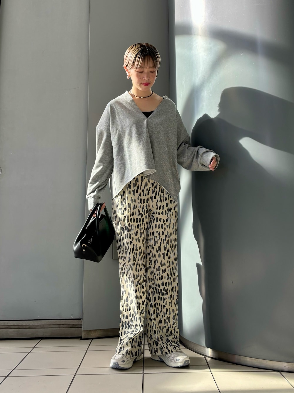 「淡色コーデ、秋服準備はじめました、休日スタイル、スニーカー、秋先取りコーデ」｜「URBAN RESEARCHのブラッシュプリントギャザーパンツ（その他パンツ、ホワイト系）」を使った、MINAMIさん（レディース・158cm）の秋コーディネートの1枚目の写真