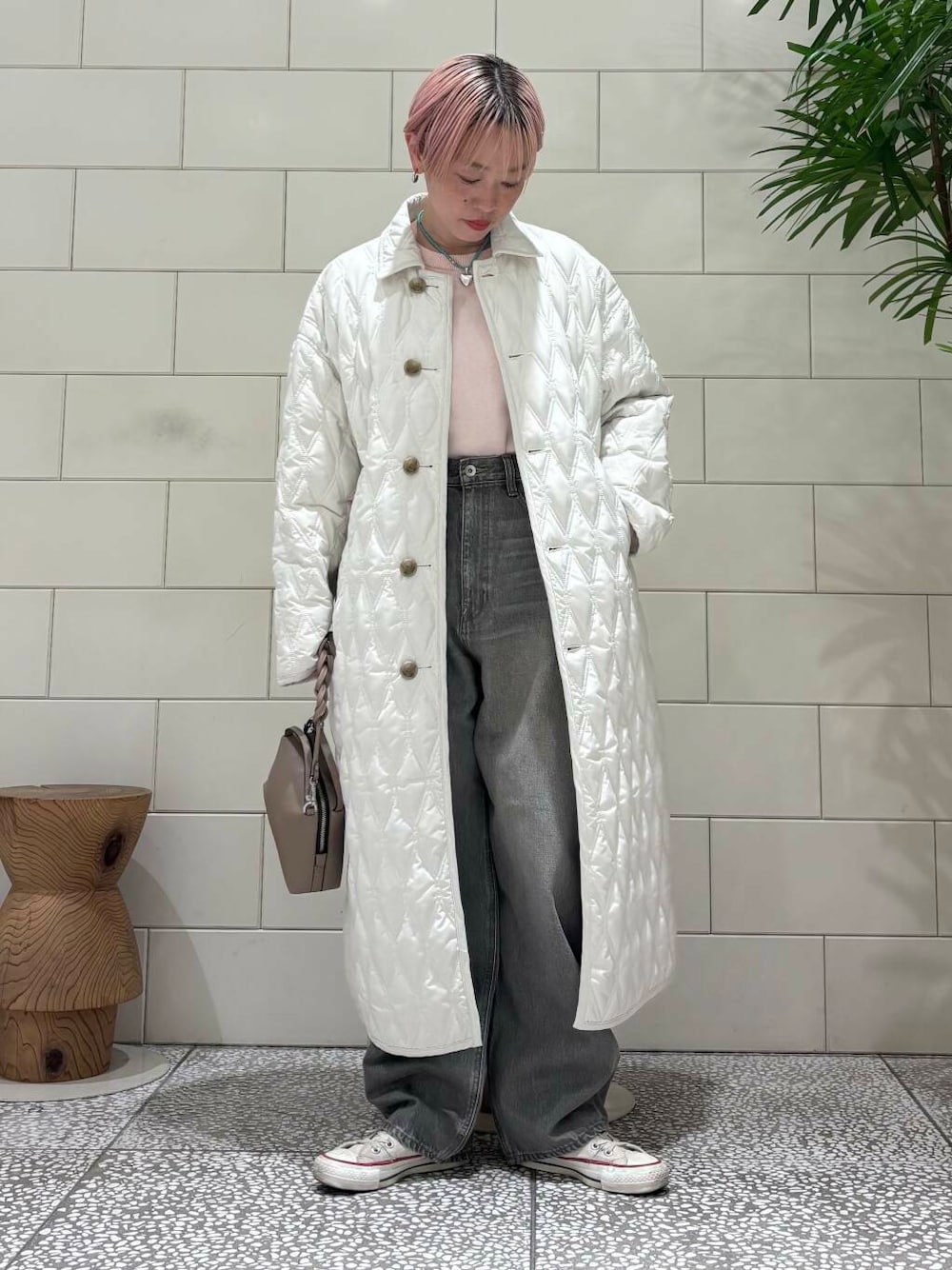 ホワイト系のその他アウター、グリーン系のデニムパンツ、ピンク系のニット/セーターを着用したレディースの冬コーディネートの1枚目の写真