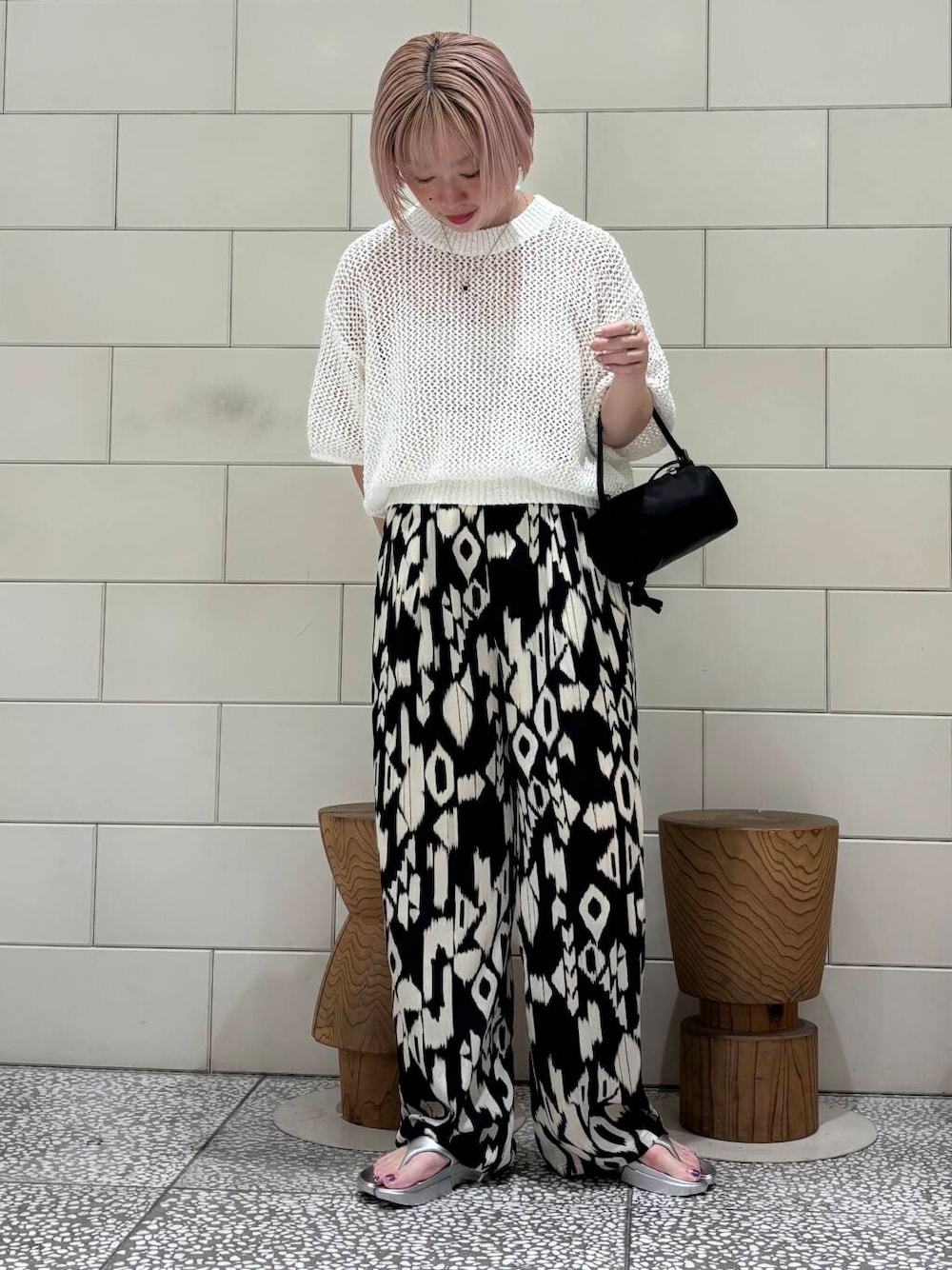 「大人カジュアル、URBANRESEARCH、サンダル、newarrival、休日スタイル、お出かけコーデ、旅行コーデ、骨格ウェーブ、ウェーブ×ブルベ夏、私のイチ推しブランド、やや暑い、初夏パンツ」｜「URBAN RESEARCHのdecor『デコール』　石のネックレス（ネックレス、シルバー系）」を使った、MINAMIさん（レディース・158cm）の春コーディネートの1枚目の写真