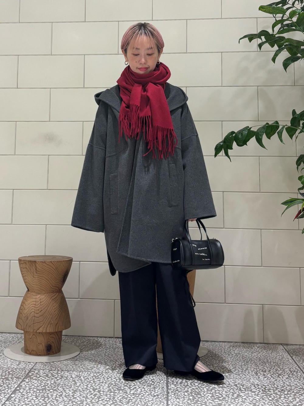 「冬コーデ、クリスマスに着たい服、マイベストコーデ2024、ニット、マフラーぐるぐる、赤、冬アウター」｜「URBAN RESEARCHのウールカシミヤストール（ストール/ショール、レッド系）」を使った、MINAMIさん（レディース・158cm）の冬コーディネートの1枚目の写真