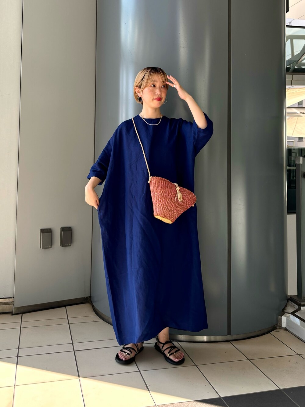 「夏コーデ、デートコーデ、ワンピース、ショルダーバッグ、かごバッグ、大人コーデ」｜「URBAN RESEARCHのボルガバスケットショルダーバッグ（ショルダーバッグ、ピンク系）」を使った、MINAMIさん（レディース・158cm）の夏コーディネートの1枚目の写真