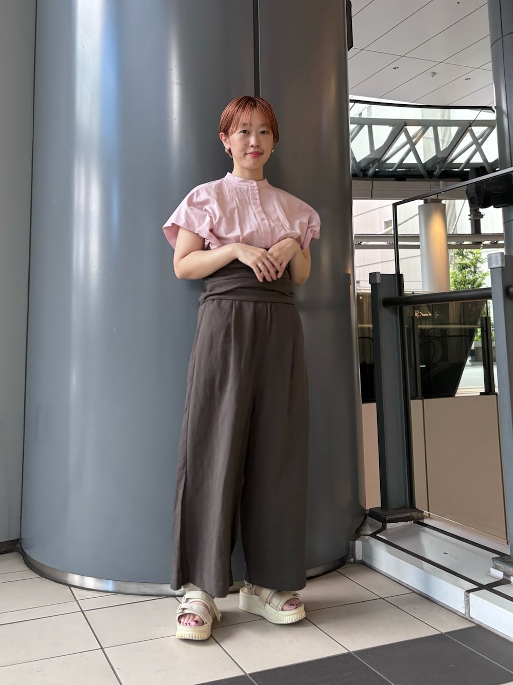 「ビスチェ、きれいめカジュアル、パステルカラー、カジュアルスタイル、レイヤードスタイル、ピンク」｜「LAATOのtack blouse（シャツ/ブラウス、ピンク系）」を使った、MINAMIさん（レディース・158cm）の春コーディネートの1枚目の写真