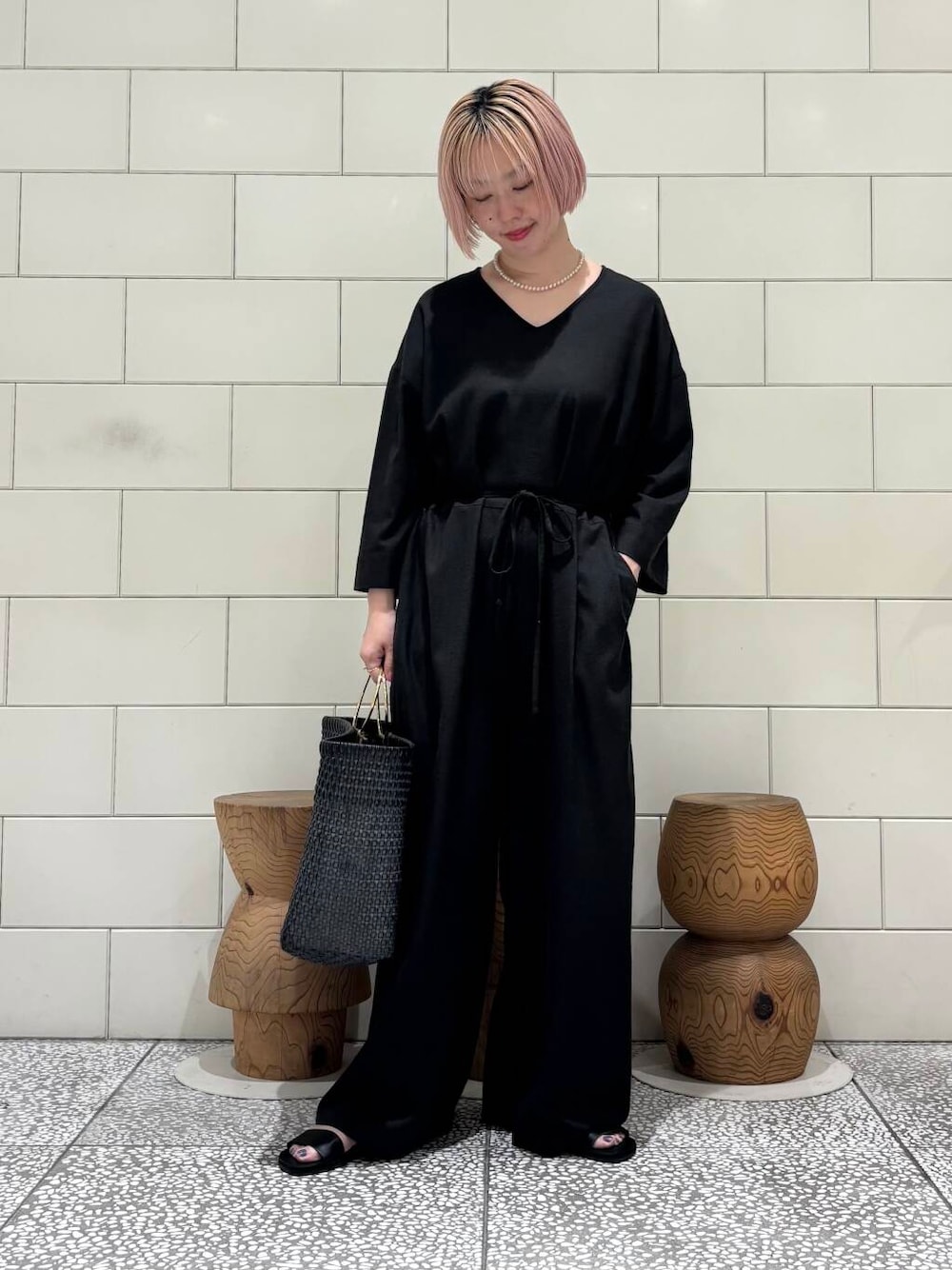 「大人カジュアル、きれいめカジュアル、URBANRESEARCH、サンダル、newarrival、休日スタイル、サンダルコーデ、お出かけコーデ、骨格ウェーブ、ウェーブ×ブルベ夏、やや暑い、最旬サンダルスタイル」｜「URBAN RESEARCHのレザーサンダル（サンダル、ブラック系）」を使った、MINAMIさん（レディース・158cm）の夏コーディネートの1枚目の写真