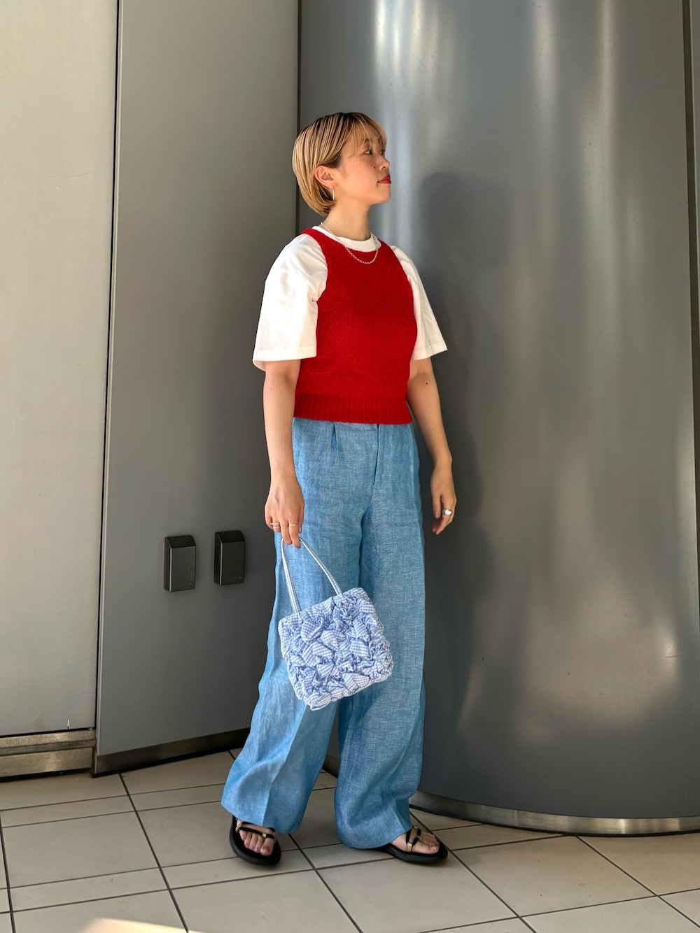 「レイヤードスタイル、夏だ！Tシャツ着よう！、きれいめカジュアル、シンプルスタイル、カジュアルコーデ」｜「URBAN RESEARCHのリネンワイドスラックス（スラックス、ブルー系）」を使った、MINAMIさん（レディース・158cm）の夏コーディネートの1枚目の写真