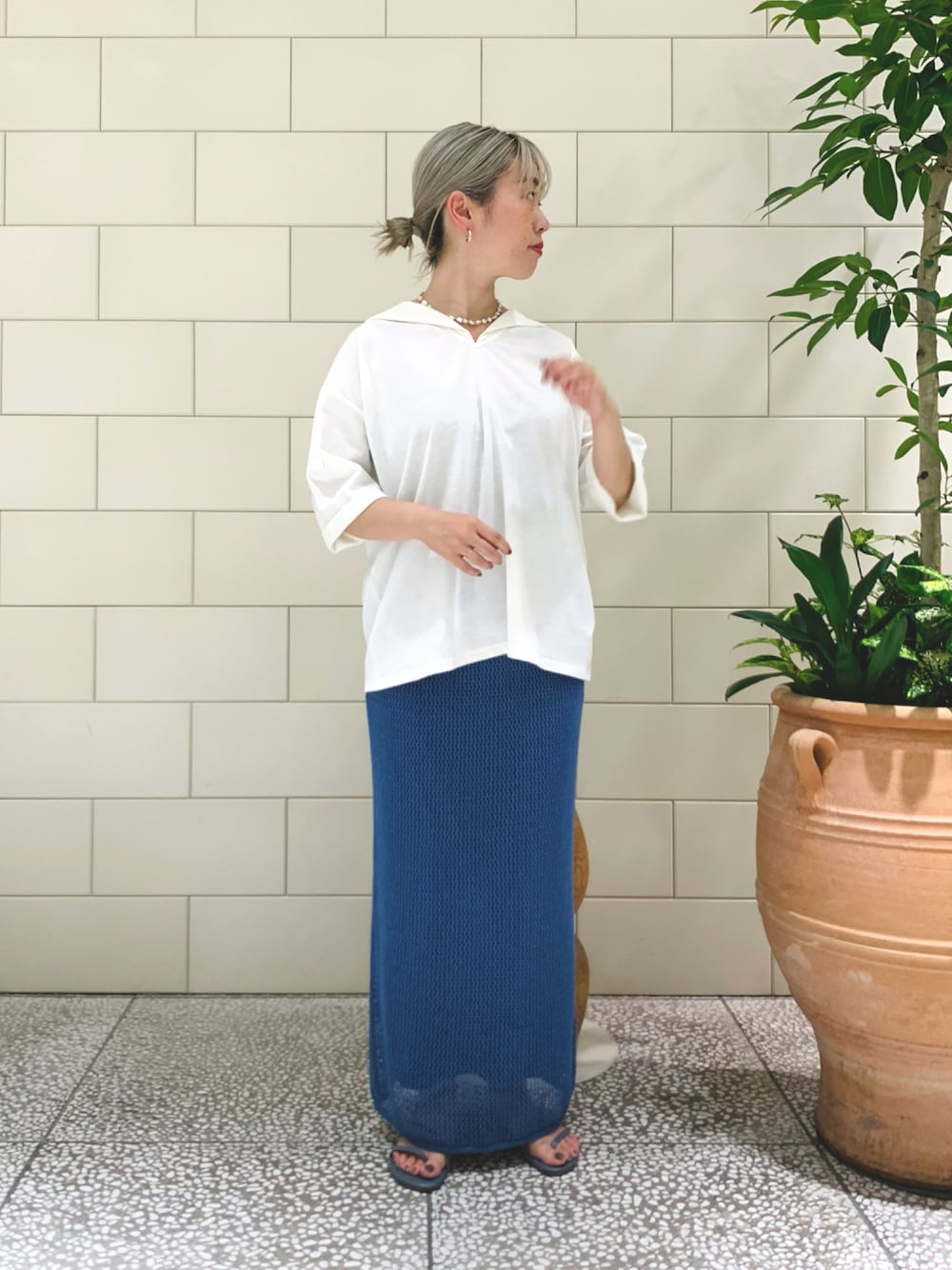 「夏コーデ、オトナカジュアル、ブルー、メッシュ、スカート、タイトスカート、サンダル」｜「URBAN RESEARCHのセーラーカラーカットソー（Tシャツ/カットソー、ホワイト系）」を使った、MINAMIさん（レディース・158cm）の夏コーディネートの1枚目の写真