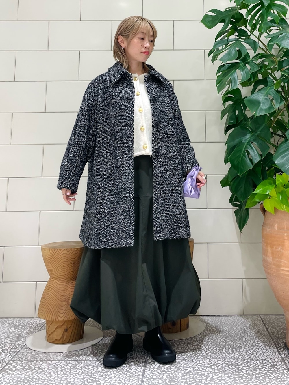 「新星WEARISTAにエントリー、韓国ファッション、冬アウター、休日スタイル、ホワイトコーデ、クリスマスに着たい服、マイベストコーデ2023、お出かけコーデ、きれいめカジュアル」｜「URBAN RESEARCHのアルパカシャギーGOLDボタンカーディガン（トップス、ホワイト系）」を使った、MINAMIさん（レディース・158cm）の冬コーディネートの1枚目の写真