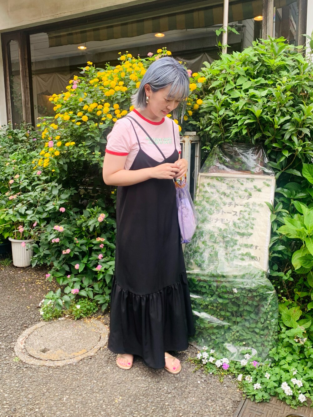 ブラック系のワンピース、パープル系のハンドバッグ、ピンク系のTシャツ/カットソーを着用したレディースの夏コーディネートの1枚目の写真