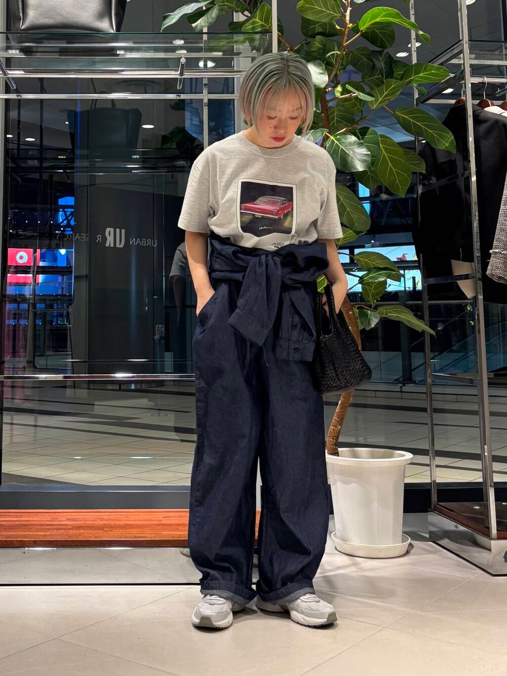 その他のスニーカー、ブラック系のトートバッグ、ブルー系のサロペット/オーバーオールを着用したレディースの春コーディネートの1枚目の写真