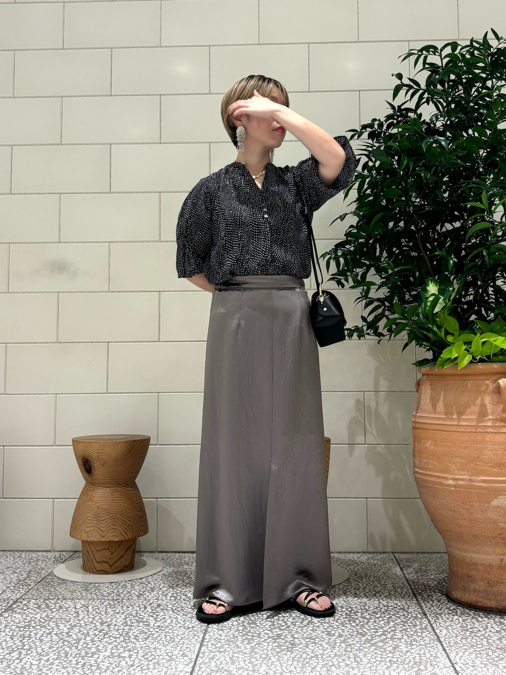 「おしゃ見えテクニック、シアートップス、きれいめカジュアル、お出かけコーデ、大人コーデ」｜「URBAN RESEARCH ROSSO WOMENのウォッシャブルドットブラウス（シャツ/ブラウス、ブラック系）」を使った、MINAMIさん（レディース・158cm）の夏コーディネートの1枚目の写真