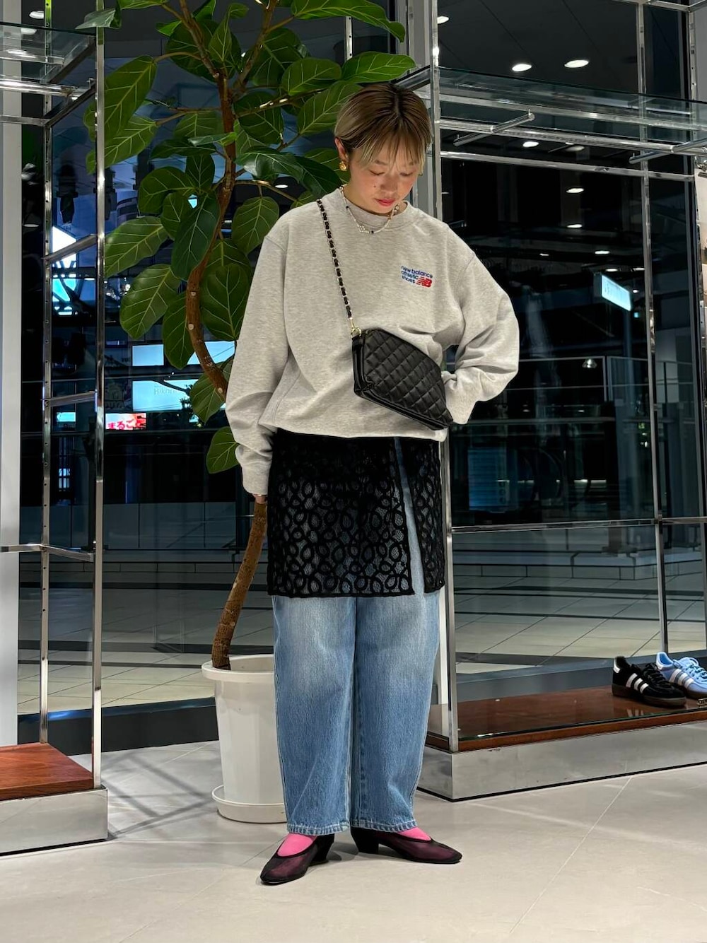 「カジュアルコーデ、URBANRESEARCH、newarrival、レイヤードコーデ、ブルベ夏、骨格ウェーブ、ウェーブ×ブルベ夏、盛夏から晩夏へスイッチコーデ、ウェーブ×カジュアル、ウェーブ×着やせ、即着デニムコーデ、私の推し新作アイテム」｜「URBAN RESEARCHの『別注』『MADE IN JAPAN』 MILLIWM×URBAN RESEARCH　シアーパンプス（パンプス、ブラック系）」を使った、MINAMIさん（レディース・158cm）の夏コーディネートの1枚目の写真