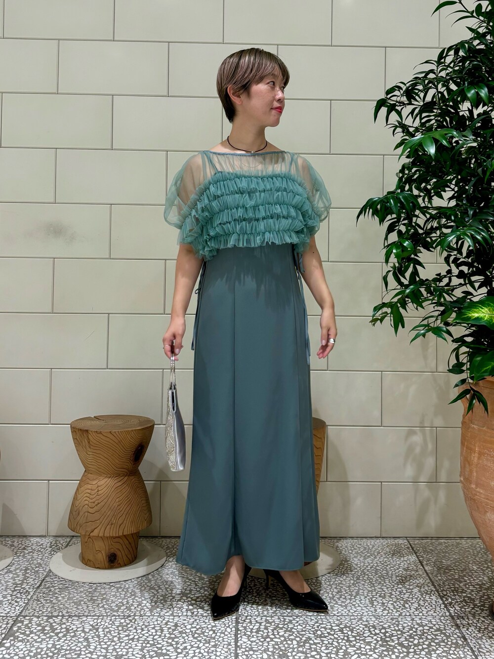 「キャミワンピ、シアートップス、ドレス、結婚式、お呼ばれスタイル」｜「URBAN RESEARCH ROSSO WOMENのリングハンドルビジューバッグ（ハンドバッグ、シルバー系）」を使った、MINAMIさん（レディース・158cm）の秋コーディネートの1枚目の写真