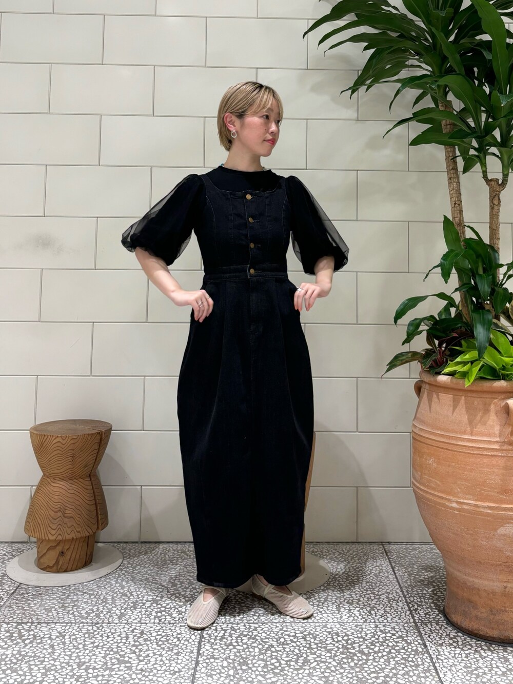 「お出かけコーデ、デニム、休日スタイル、きれいめカジュアル、大人かわいい、春夏コーデ、ワンピース、シンプルコーデ、韓国ファッション」｜「URBAN RESEARCH ROSSO WOMENのブライトチュールスリーブカットソー（Tシャツ/カットソー、ブラック系）」を使った、MINAMIさん（レディース・158cm）の春コーディネートの1枚目の写真