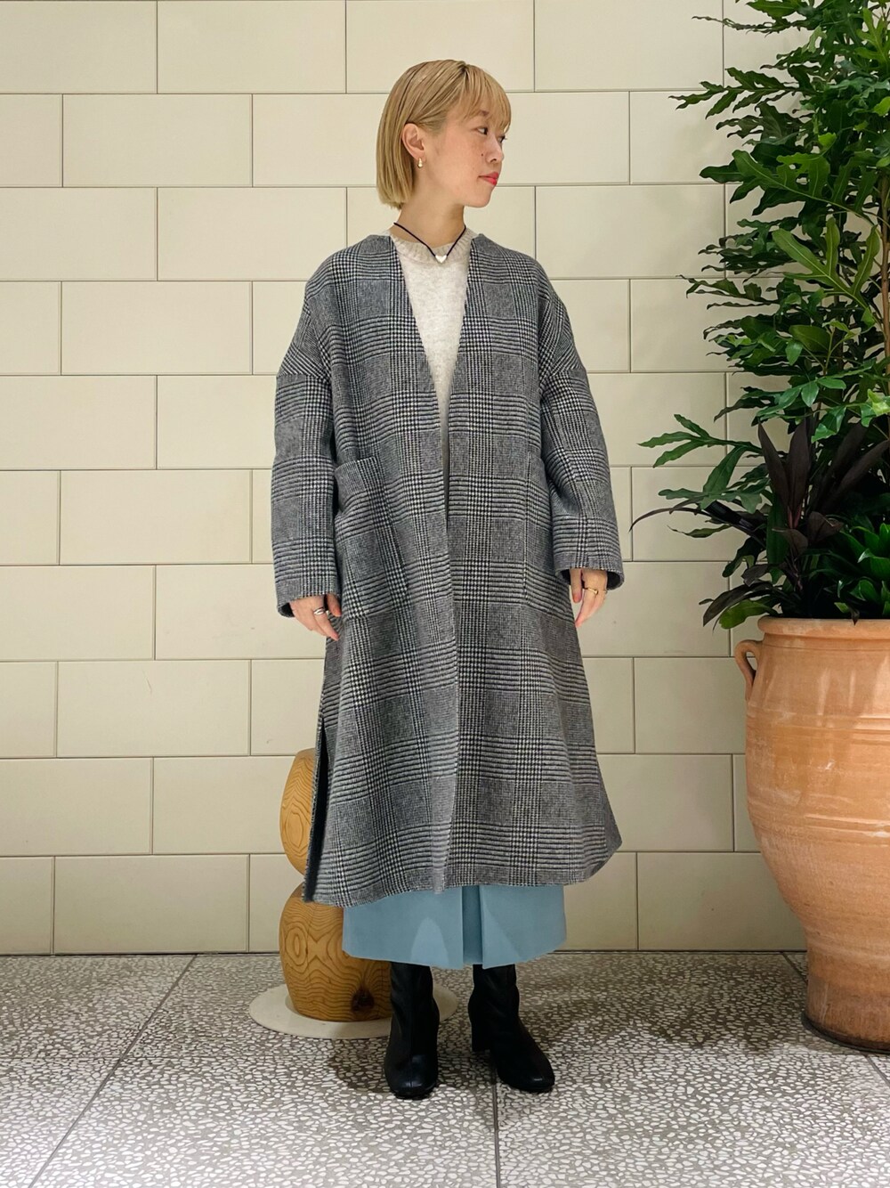 「シンプルスタイル、秋のコーデ、コート、ロングコート、リバーシブル、ブーツ、きれいめカジュアル」｜「URBAN RESEARCHのdecor　Plump Drop Pierce（ピアス（両耳用）、ゴールド系）」を使った、MINAMIさん（レディース・158cm）の秋コーディネートの1枚目の写真