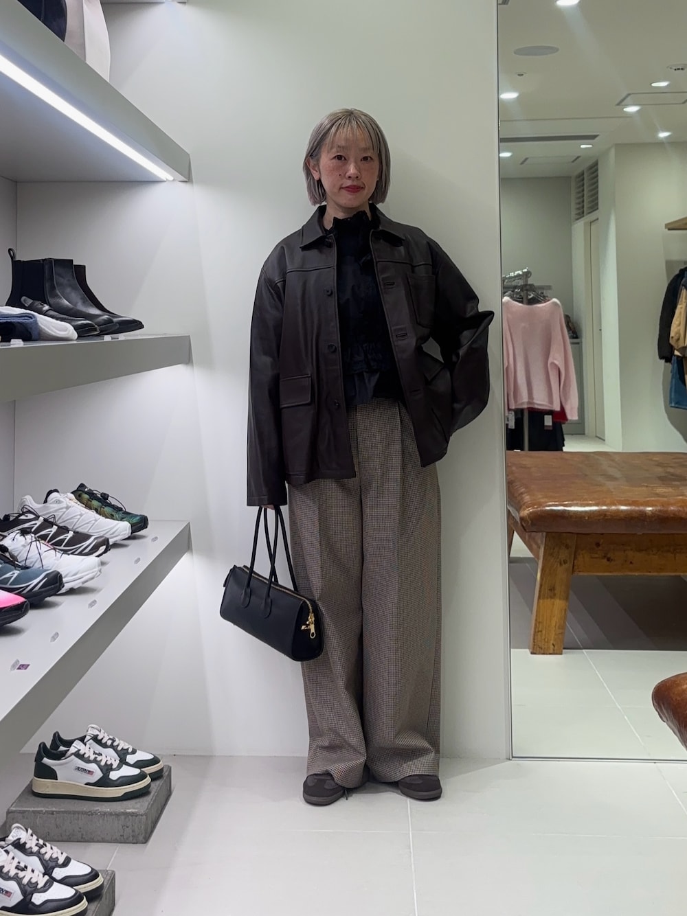 ブラック系のその他アウター、ブラック系のシャツ/ブラウス、グレー系のその他パンツを着用したレディースの秋コーディネートの1枚目の写真