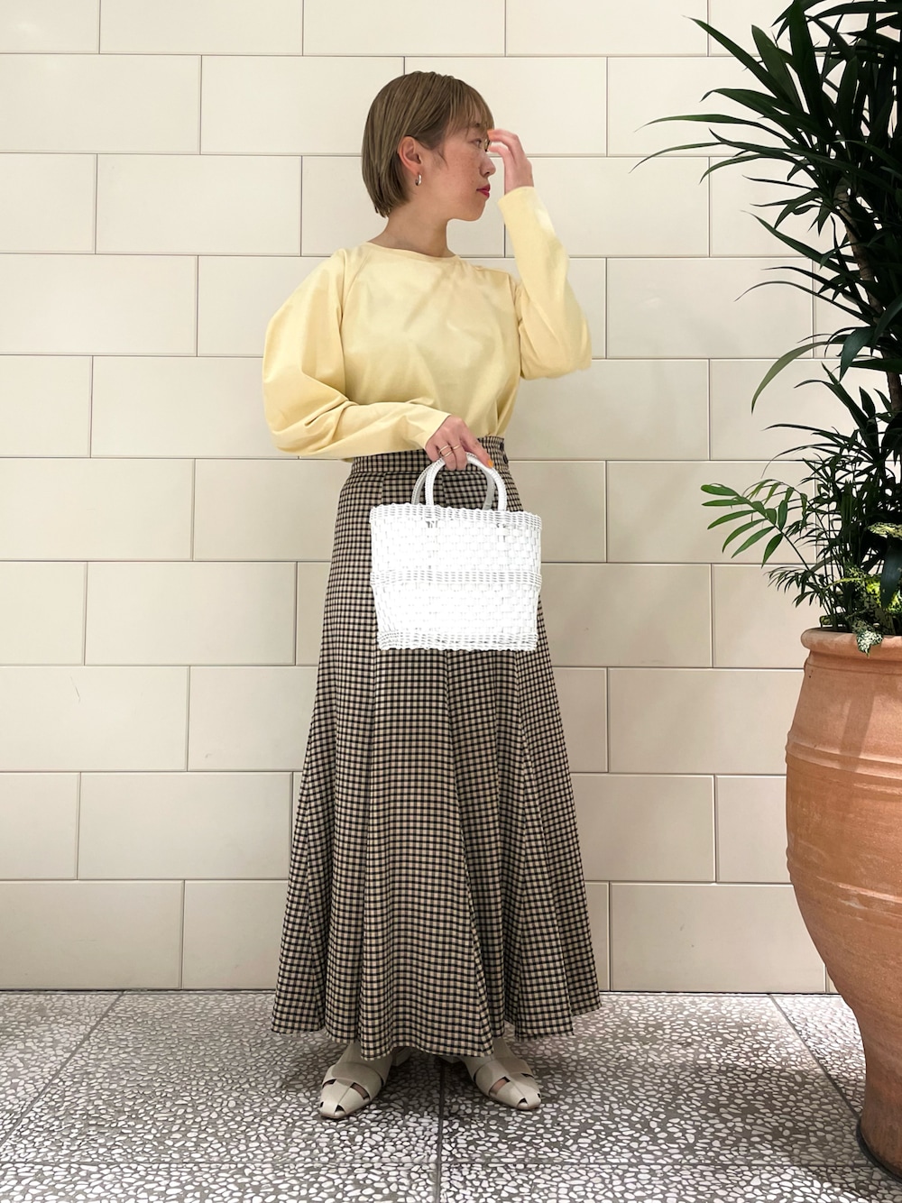 「春コーデ、マーメイドスカート、ギンガムチェック、ロングスカート、ミニバッグ、イエロー、パワーショルダー、パステル映える春」｜「LALOのLALO　LONA MINI（ハンドバッグ、ホワイト系）」を使った、MINAMIさん（レディース・158cm）の春コーディネートの1枚目の写真