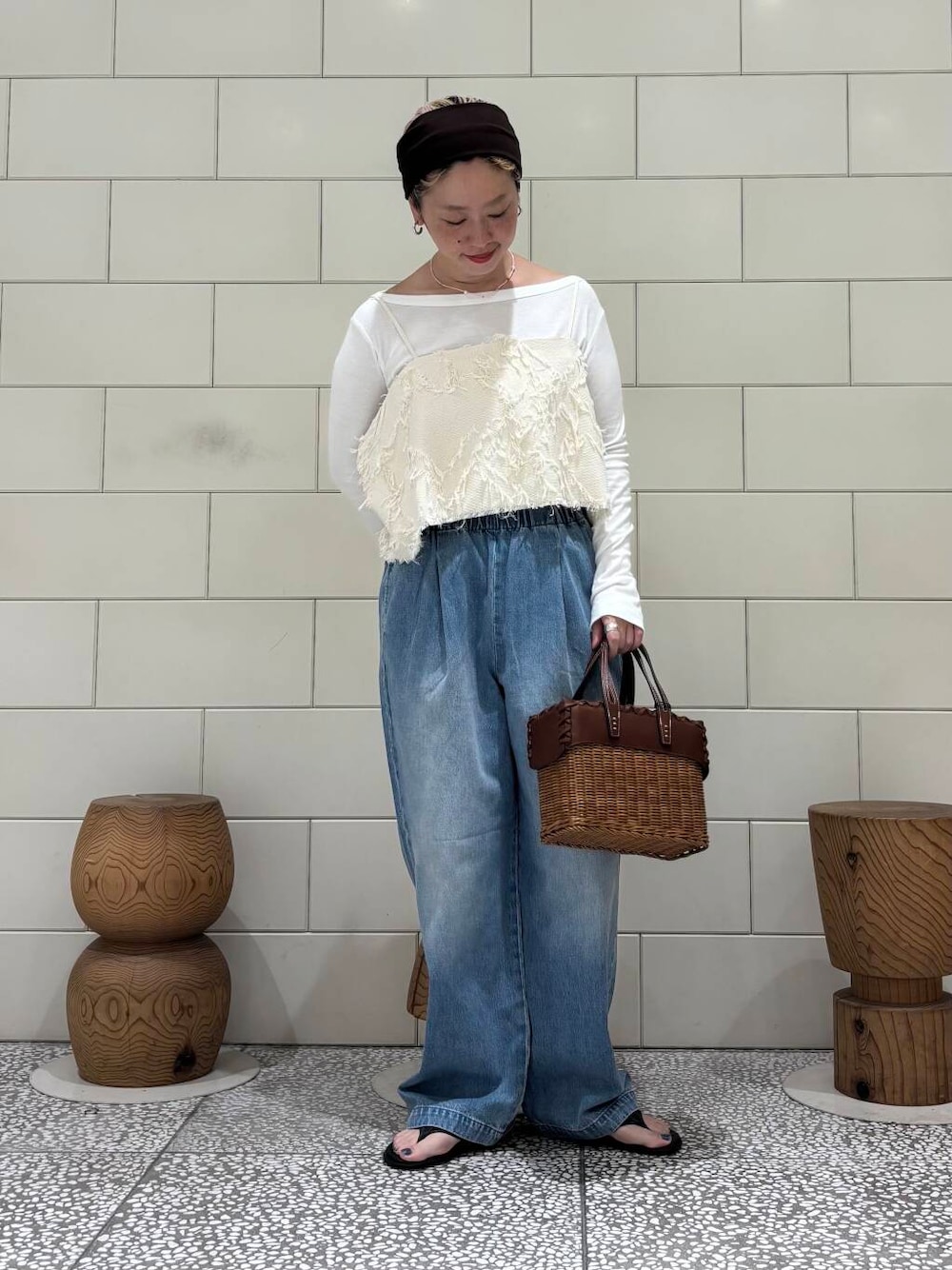 「大人カジュアル、デニム、イージーパンツ、URBANRESEARCH、夏コーデ、newarrival、休日スタイル、お出かけコーデ、骨格ウェーブ、ウェーブ×ブルベ夏、カジュアル派のtシャツコーデ」｜「かぐれのフェードデニムイージーパンツ（デニムパンツ、ブルー系）」を使った、MINAMIさん（レディース・158cm）の夏コーディネートの1枚目の写真