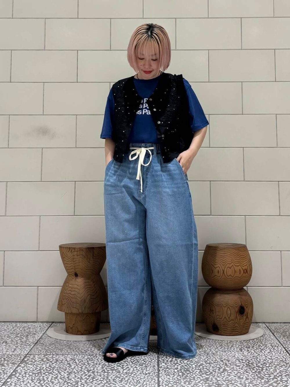 「大人カジュアル、デニム、URBANRESEARCH、シンプルコーデ、newarrival、休日スタイル、サンダルコーデ、お出かけコーデ、骨格ウェーブ、暑い、ウェーブ×ブルベ夏、夏の涼しげパンツコーデ、洒落見えカットソーコーデ」｜「RODE SKOのhun RODE SKO　Gather pocket（ショルダーバッグ、ブラック系）」を使った、MINAMIさん（レディース・158cm）の夏コーディネートの1枚目の写真