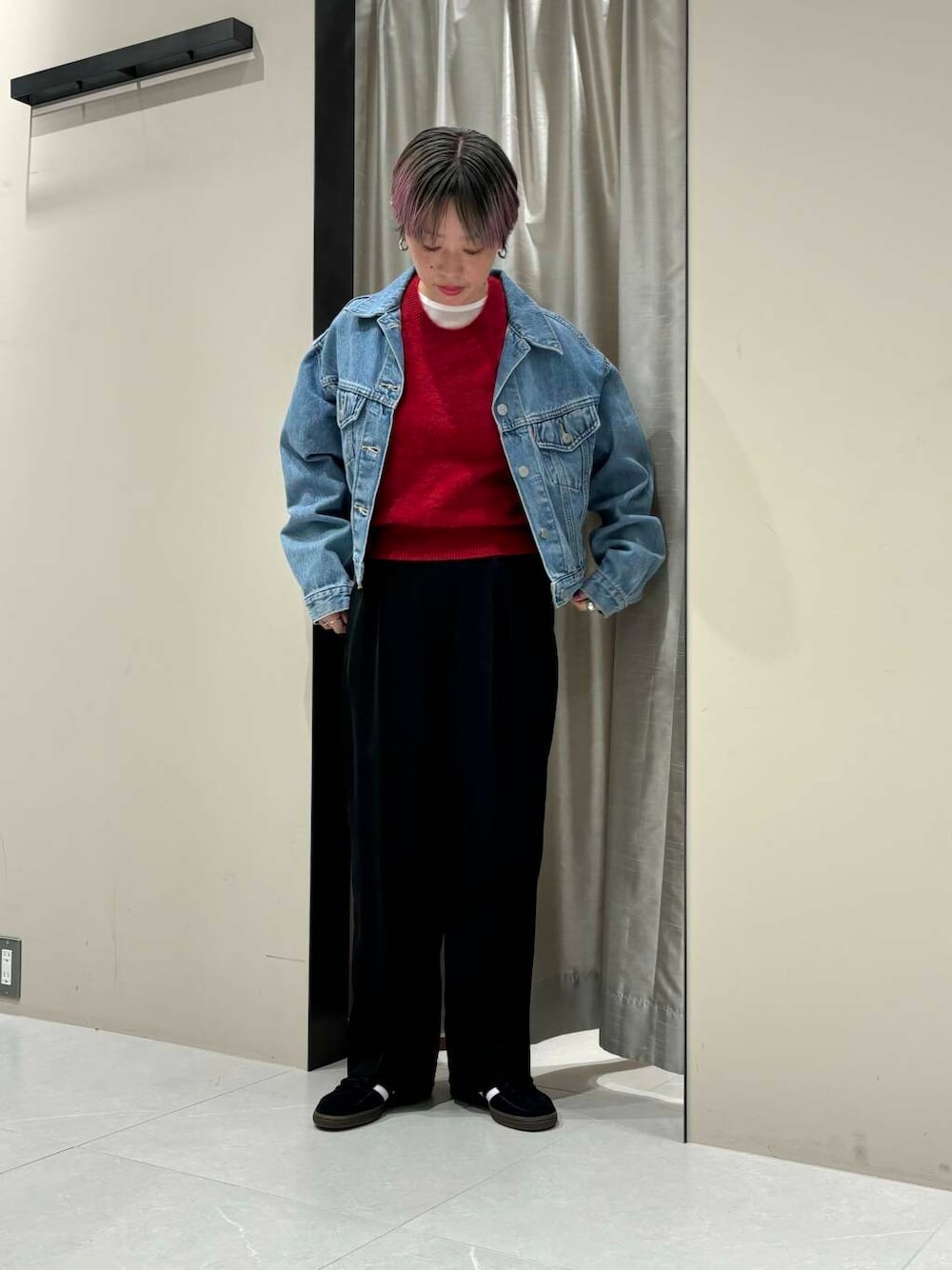 「カジュアルコーデ、URBANRESEARCH、newarrival、ブルベ夏、骨格ウェーブ、秋のお出かけコーデ、ウェーブ×ブルベ夏、盛夏から晩夏へスイッチコーデ、ウェーブ×カジュアル、ウェーブ×着やせ、即着デニムコーデ、私の推し新作アイテム、先取り秋カラーコーデ、私のnewデニムスタイル、初秋の羽織りものコーデ」｜「adidasのadidas　HANDBALL SPEZIAL（スニーカー、ブラック系）」を使った、MINAMIさん（レディース・158cm）の夏コーディネートの1枚目の写真