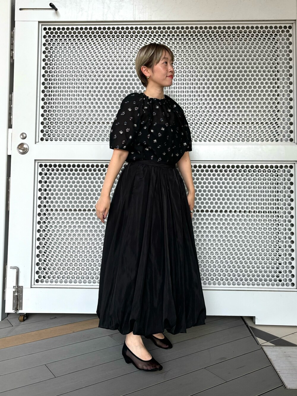 「シアートップス、ブラックコーデ、お出かけコーデ、オトナカジュアル」｜「URBAN RESEARCH ROSSO WOMENのエンブロイダリージャガードブラウス（シャツ/ブラウス、ブラック系）」を使った、MINAMIさん（レディース・158cm）の夏コーディネートの1枚目の写真