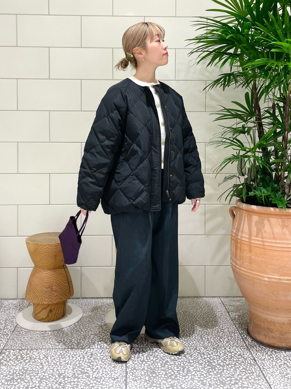 ブラック系のその他アウター、ホワイト系のカーディガン/ボレロ、ブラック系のその他パンツを着用したレディースの冬コーディネートの1枚目の写真