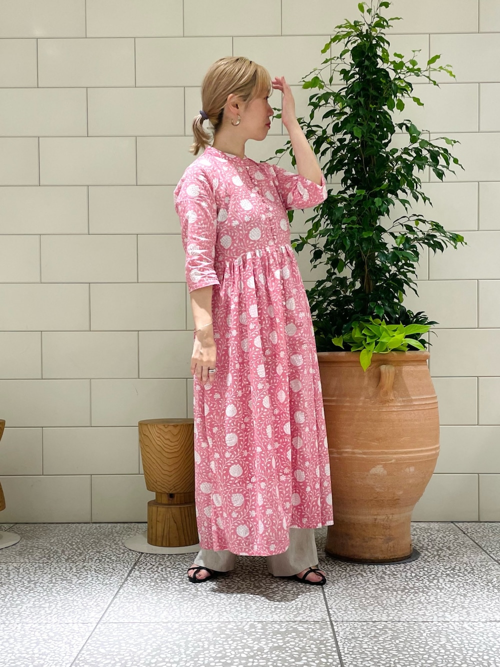 「休日スタイル、シンプルコーデ、淡色コーデ、お出かけコーデ、初夏コーデ、ピンク、ワンピース、チャイナボタン」｜「URBAN RESEARCHの『一部WEB限定カラー』リネンイージーワイドパンツ（その他パンツ、ベージュ系）」を使った、MINAMIさん（レディース・158cm）の夏コーディネートの1枚目の写真