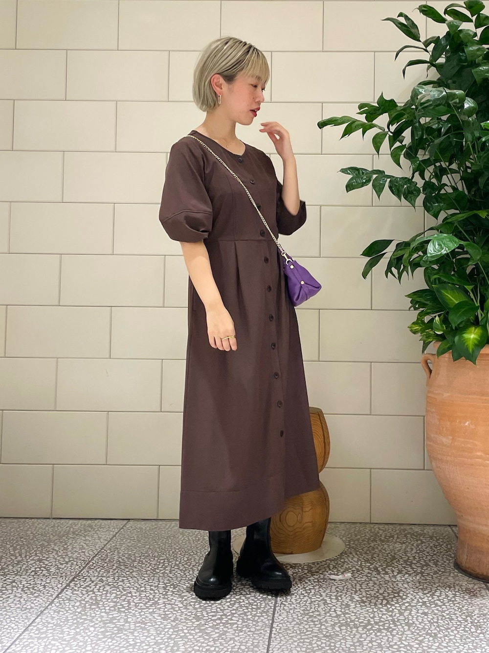 「秋服準備はじめました、シンプル、ショルダーバッグ、ミニバッグ、ブーツ、ワンピース、ブラウン、オトナカジュアル」｜「URBAN RESEARCHのランタンスリーブワンピース（ワンピース、ブラウン系）」を使った、MINAMIさん（レディース・158cm）の秋コーディネートの1枚目の写真