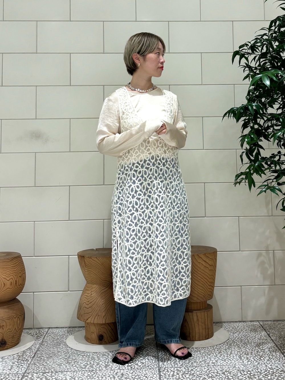 「レイヤードスタイル、お出かけコーデ、ワンピース、モノトーン、秋服準備はじめました、淡色コーデ」｜「URBAN RESEARCHのヴィンテージサテンブラウス（シャツ/ブラウス、ホワイト系）」を使った、MINAMIさん（レディース・158cm）の夏コーディネートの1枚目の写真