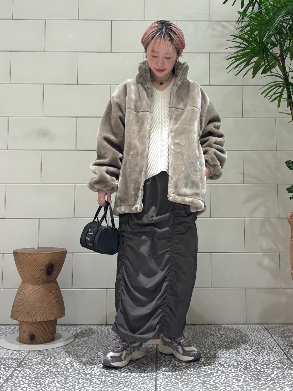 「淡色コーデ、冬アウター、冬服、お出かけコーデ、ラクチンコーデ、休日スタイル、シンプルスタイル、スニーカー、スニーカーコーデ」｜「ASICSの『WEB/一部店舗限定』ASICS　GT-2160（スニーカー、パープル系）」を使った、MINAMIさん（レディース・158cm）の冬コーディネートの1枚目の写真
