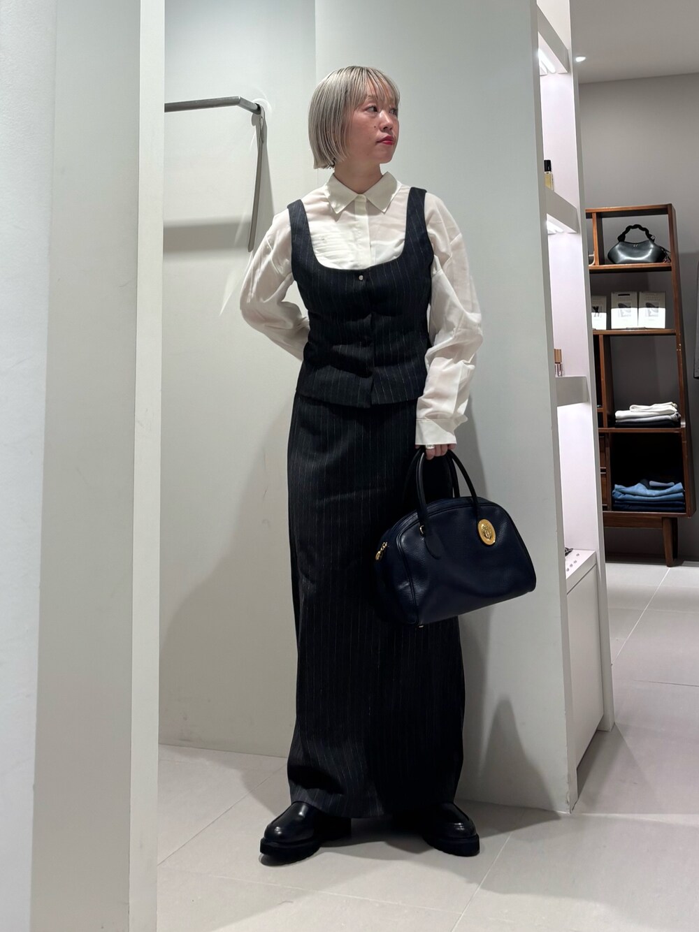 その他のベスト、ホワイト系のシャツ/ブラウス、その他のスカートを着用したレディースの秋コーディネートの1枚目の写真