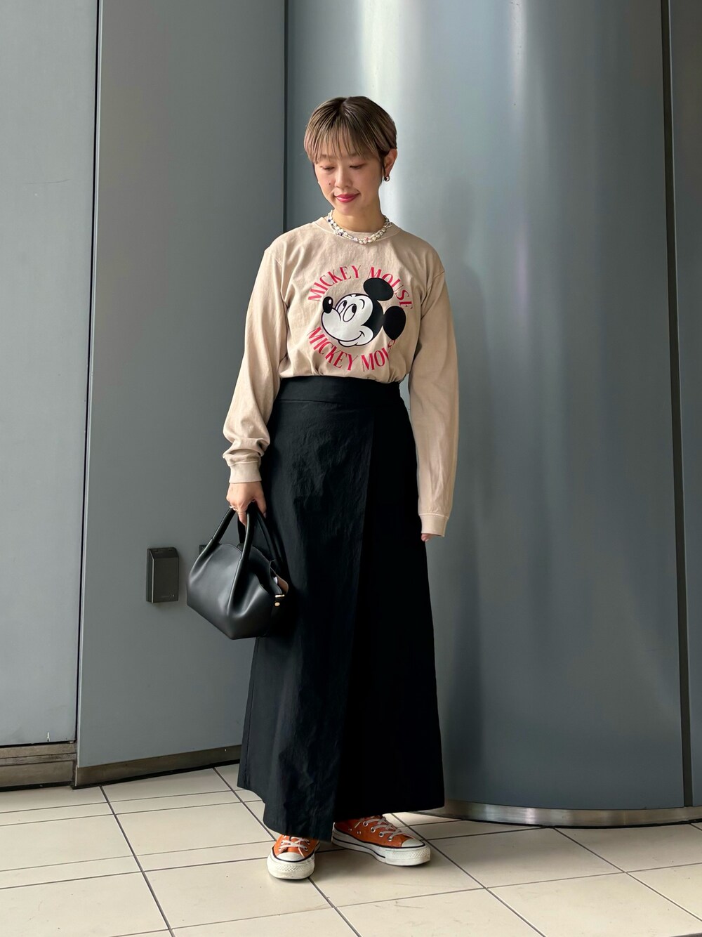「秋服準備はじめました、休日スタイル、ミッキー、スカート、秋のコーデ、秋コーデ、オトナ女子」｜「GOOD ROCK SPEEDの『別注』GOOD ROCK SPEED×URBAN RESEARCH　Mickey/ロングTシャツ（Tシャツ/カットソー、ベージュ系）」を使った、MINAMIさん（レディース・158cm）の秋コーディネートの1枚目の写真