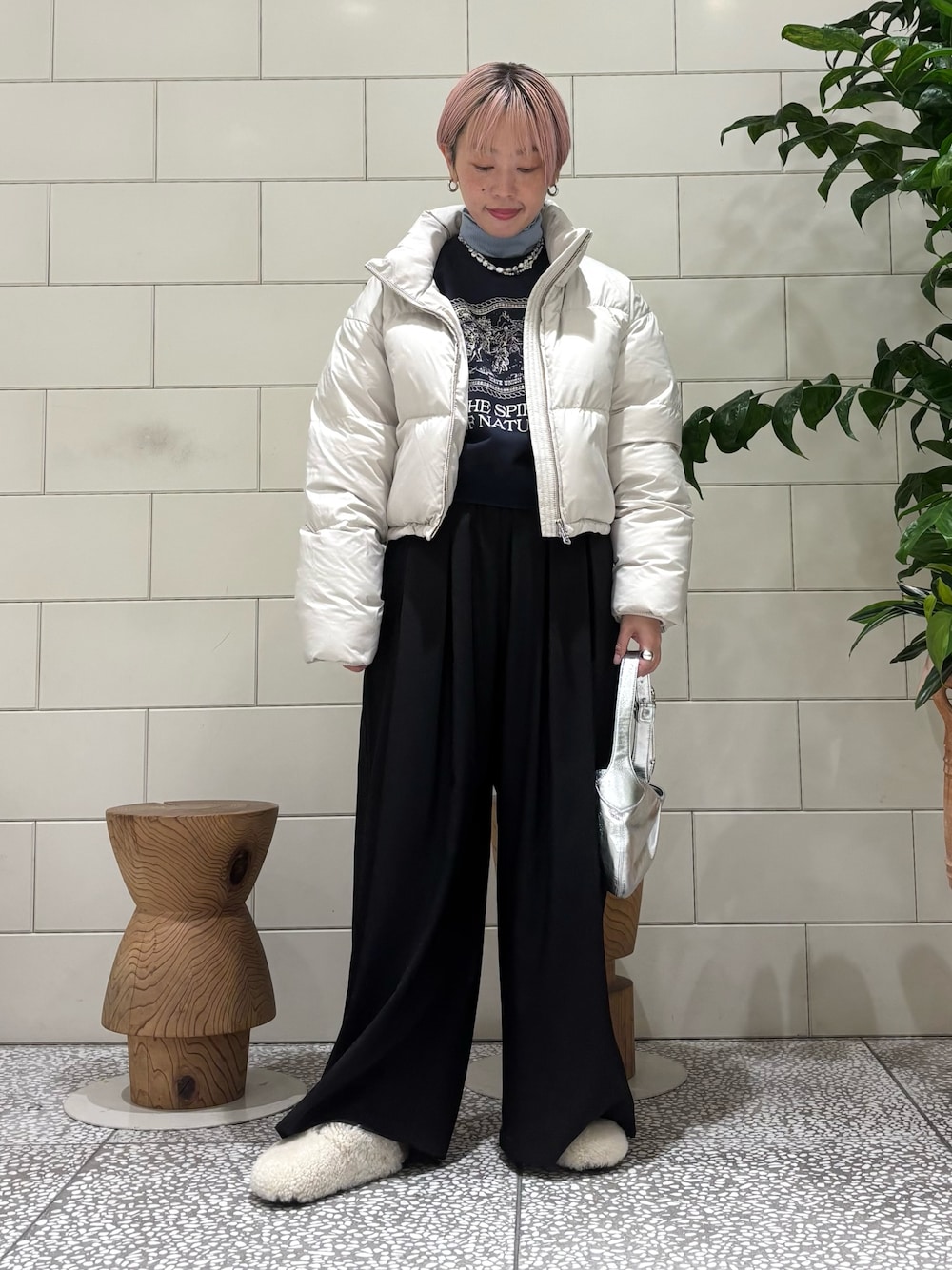 ホワイト系のダウンジャケット/コート、ブルー系のTシャツ/カットソー、ブルー系のスウェットを着用したレディースの冬コーディネートの1枚目の写真