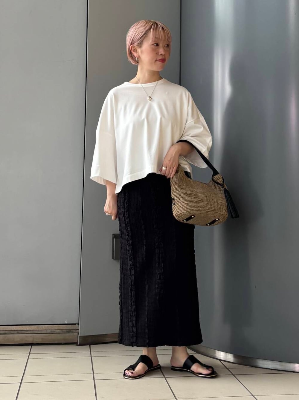 「大人カジュアル、URBANRESEARCH、シンプルコーデ、サンダル、newarrival、サンダルコーデ、お出かけコーデ、骨格ウェーブ、ウェーブ×ブルベ夏」｜「URBAN RESEARCH ROSSO WOMENのVIOLAd’ORO　アバカワンショルダーバッグ（ショルダーバッグ、ブラウン系）」を使った、MINAMIさん（レディース・158cm）の春コーディネートの1枚目の写真